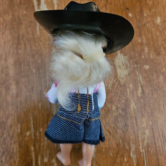 Small Cowgirl Barbie Chic Boutique 2006 - Picture 6 of 7